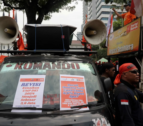 FOTO: Aksi Massa Buruh Geruduk Balai Kota Jakarta Tuntut Kenaikan UMP 15 Persen