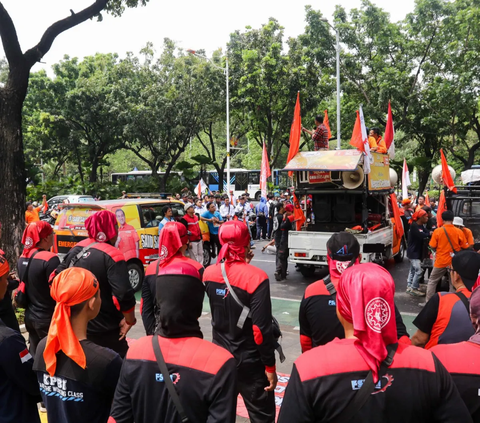 FOTO: Aksi Massa Buruh Geruduk Balai Kota Jakarta Tuntut Kenaikan UMP 15 Persen