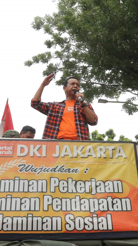 Perwakilan demonstran berorasi saat menggelar aksi unjuk rasa kenaikan upah di depan Balai Kota DKI Jakarta, Selasa (28/11/2023).