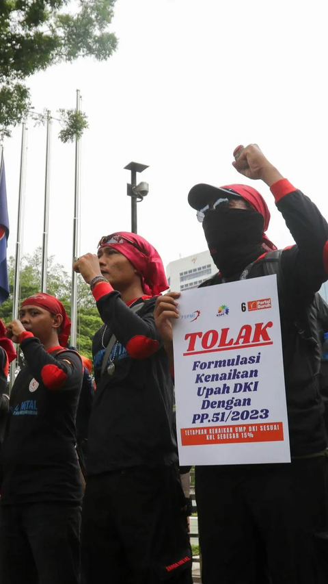 FOTO: Aksi Massa Buruh Geruduk Balai Kota Jakarta Tuntut Kenaikan UMP 15 Persen