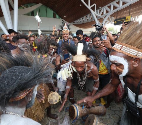 FOTO: Momen Ganjar Kampanye di Merauke, Disambut Hangat hingga Diberi Noken dan Mahkota Papua