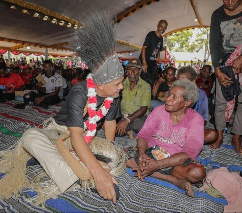 FOTO: Momen Ganjar Kampanye di Merauke, Disambut Hangat hingga Diberi Noken dan Mahkota Papua