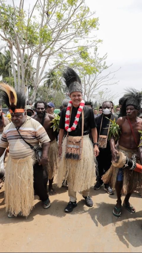 FOTO: Momen Ganjar Kampanye di Merauke, Disambut Hangat hingga Diberi Noken dan Mahkota Papua