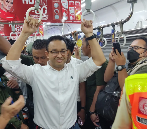 Potret Anies Naik KRL dari Bogor Menuju Jakarta, Berdesakan Bareng Warga di Jam Pulang Kerja