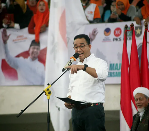 Saat ini, Anies masih berada di kereta menuju Jakarta. Ia duduk sambil berdialog dengan warga seputar transportasi umum.