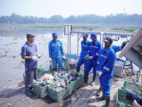 FOTO: BRI Peduli dan Yayasan Bening Saguling Ajak Masyarakat Tepi Sungai Citarum Kelola Sampah