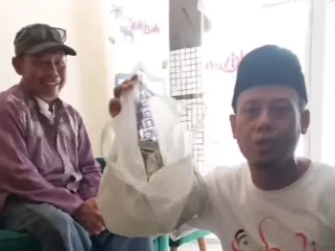 Viral Parking Attendant Pays for Umrah for the 4th Time, Using Rp2 Thousand Bills in Plastic Bag