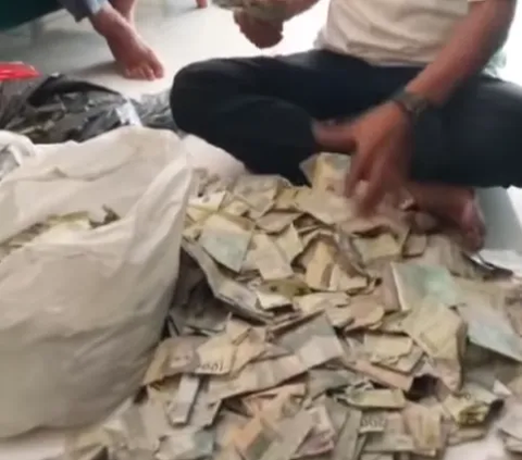Viral Parking Attendant Pays for Umrah for the 4th Time, Using Rp2 Thousand Bills in Plastic Bag