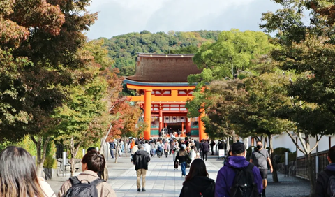 3. Fushimi Inari Taisha Buka 24 Jam dan Gratis