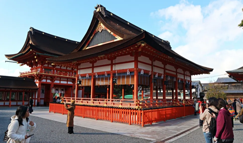 9. Fushimi Inari Taisha Punya Pemandangan Musim Gugur Terbaik di Kyoto