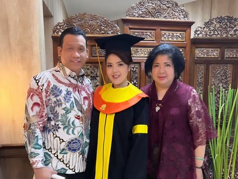 Jadi Wisudawan Kehormatan, ini 10 Potret Bahagia Tina Toon Resmi Raih Gelar Sarjana Hukum