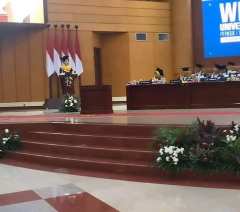 Jadi Wisudawan Kehormatan, ini 10 Potret Bahagia Tina Toon Resmi Raih Gelar Sarjana Hukum