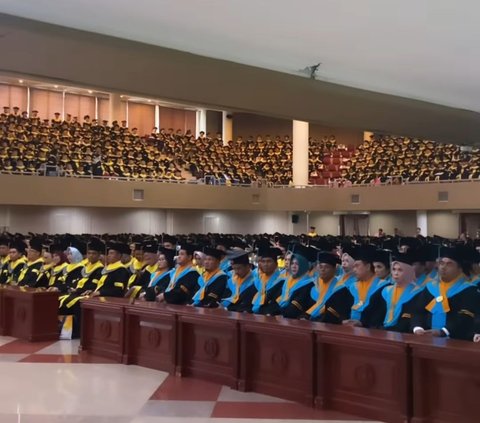 Jadi Wisudawan Kehormatan, ini 10 Potret Bahagia Tina Toon Resmi Raih Gelar Sarjana Hukum