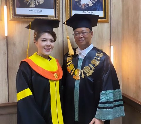 Jadi Wisudawan Kehormatan, ini 10 Potret Bahagia Tina Toon Resmi Raih Gelar Sarjana Hukum