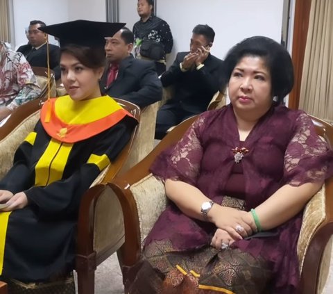 Jadi Wisudawan Kehormatan, ini 10 Potret Bahagia Tina Toon Resmi Raih Gelar Sarjana Hukum