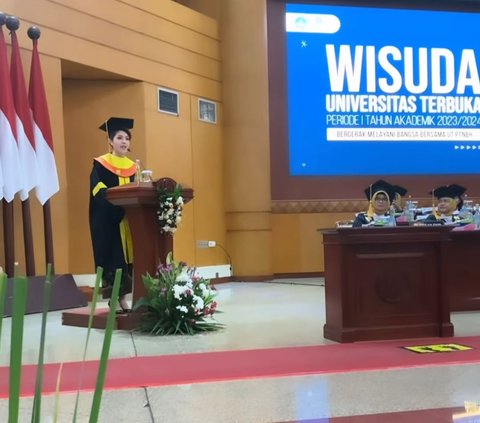 Jadi Wisudawan Kehormatan, ini 10 Potret Bahagia Tina Toon Resmi Raih Gelar Sarjana Hukum