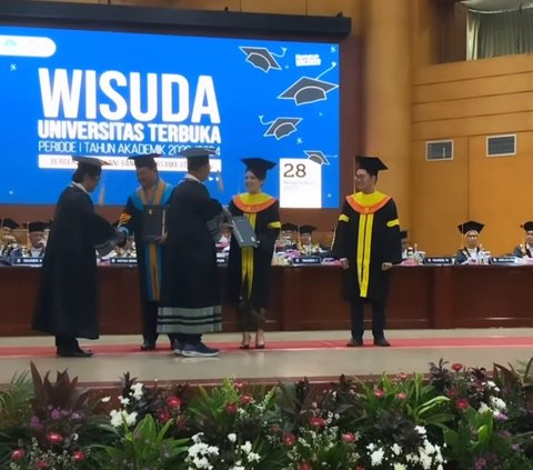 Jadi Wisudawan Kehormatan, ini 10 Potret Bahagia Tina Toon Resmi Raih Gelar Sarjana Hukum