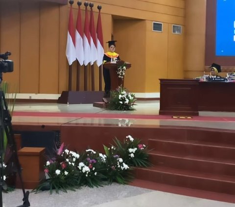 Jadi Wisudawan Kehormatan, ini 10 Potret Bahagia Tina Toon Resmi Raih Gelar Sarjana Hukum