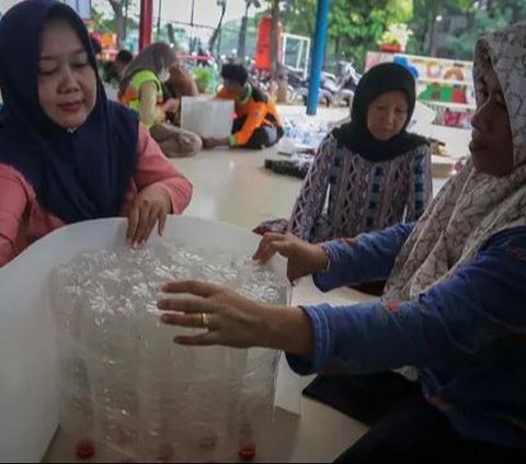 Sekelompok warga mengikuti pelatihan pembuatan kursi dari bahan limbah botol bekas di RPTRA Nusantara Ulujami, Kecamatan Pesanggrahan, Jakarta Selatan, Selasa (28/11/2023). Pelatihan ini diadakan untuk melatih kreativitas warga dalam mengolah sampah di sekitarnya, terutama sampah botol plastik.