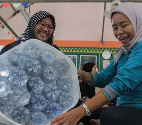 FOTO: Kreatif, Sampah Botol Plastik Bekas Ini Disulap Jadi Kursi Estetik