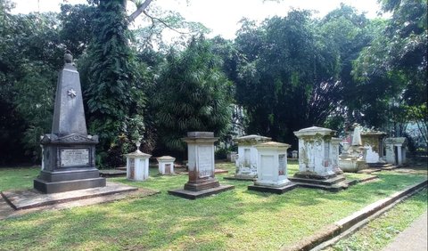 Ada 42 Makam Kuno di Kebun Raya Bogor