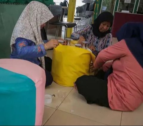 FOTO: Kreatif, Sampah Botol Plastik Bekas Ini Disulap Jadi Kursi Estetik