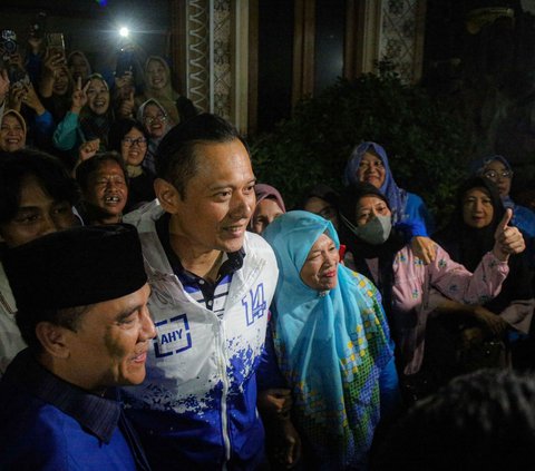 Ketua Umum Partai Demokrat, Agus Harimurti Yudhoyono memulai masa kampanye Pemilu 2024 dengan blusukan ke kawasan Condet, Jakarta Timur, pada Selasa (28/11/2023). Pria yang akrab disapa AHY itu mendatangi kediaman salah satu caleg dar Partai Demokrat, Adi Kurnia.