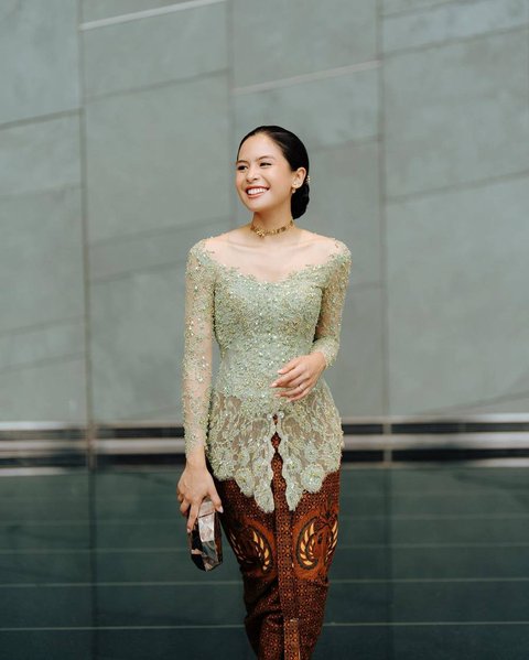 Pakai Kebaya Berwarna Hijau Sage