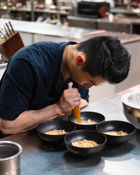 Potret Ganteng Reynold Poernomo Adik Chef Arnold di Grand Final 'Dessert Masters Australia', Tetap Senyum Meski Tak Jadi Pemenang