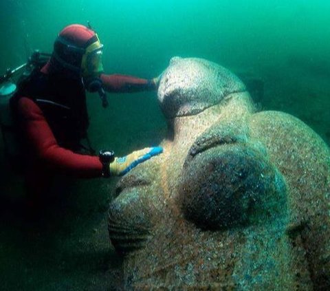 Shocking Discovery of the Temple of Goddess Aphrodite Underwater in Egypt, Full of Precious Artifacts