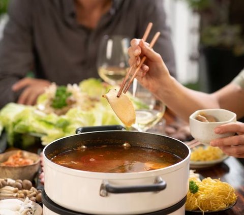 Untuk menjaga suhu tubuh tetap hangat dan menghadapi musim hujan dengan nyaman, salah satu cara yang menyenangkan adalah dengan menikmati berbagai makanan berkuah dari berbagai negara.