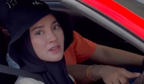 Potret Shandy Purnamasari naik supercar langsung mencuri perhatian rekan-rekan dan netizen. <br>