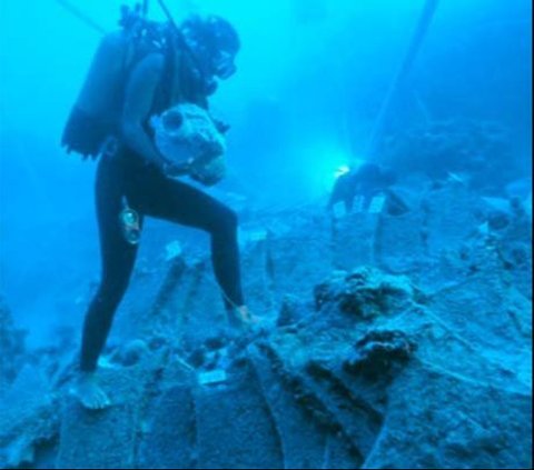 Discovery of Human Skeleton and Artifacts in 4 Century Old Warship