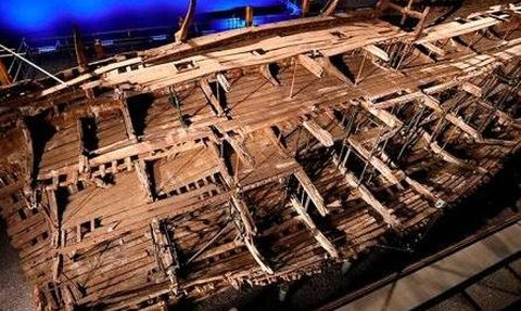 Discovery of Human Skeleton and Artifacts in 4 Century Old Warship