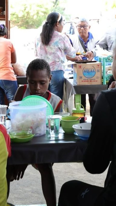 Ganjar Makan Bubur Sambil Ngobrol dengan Anak-Anak di Merauke, Janji Bangun SDM Unggul