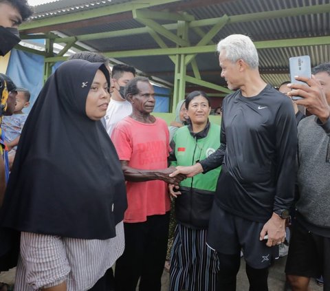 Ganjar Makan Bubur Sambil Ngobrol dengan Anak-Anak di Merauke, Janji Bangun SDM Unggul