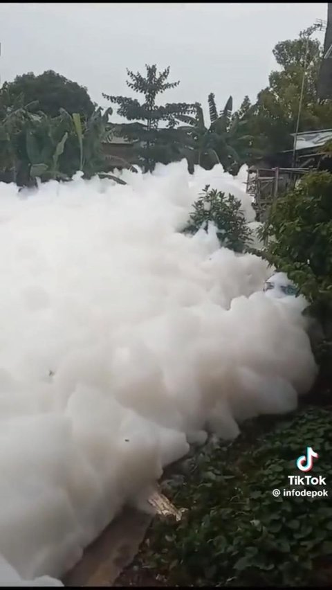 Bak Negeri di Atas Awan Ternyata Limbah Busa, Ini Penampakan Sungai di Kali Baru Cimanggis yang Diduga Tercemar