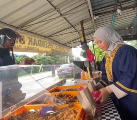 Viral Momen Wanita Lulusan Sarjana Dagang Pisang Goreng Pakai Toga, Alasan di Baliknya Bikin Haru