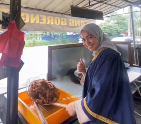 Viral Momen Wanita Lulusan Sarjana Dagang Pisang Goreng Pakai Toga, Alasan di Baliknya Bikin Haru