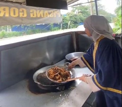 Viral Momen Wanita Lulusan Sarjana Dagang Pisang Goreng Pakai Toga, Alasan di Baliknya Bikin Haru