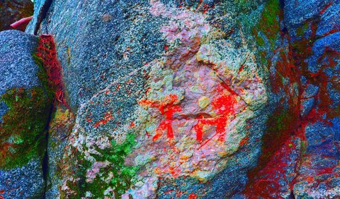 Jenis lukisan kuno ini pertama kali ditemukan di Moss, sebuah wilayah pesisir yang terletak sekitar 40 mil (64 kilometer) di selatan Oslo. Para peneliti berpendapat bahwa lukisan batu itu menunjukkan dua orang berdiri bersama, diduga sedang berburu.