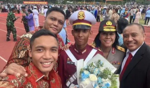 Ipda Adira Rizky nampak menghadiri upacara wisuda Prabhatar adiknya. Momen ini diabadikan dalam Insta Story akun pribadi @adirarizky.