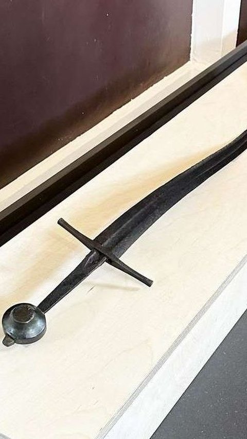 Viral Penemuan Pedang Kuno dari Abad 15, Terdapat Ukiran Misterius