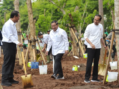 Mentan Dampingi Jokowi dalam Gerakan Tanam Pohon Bersama