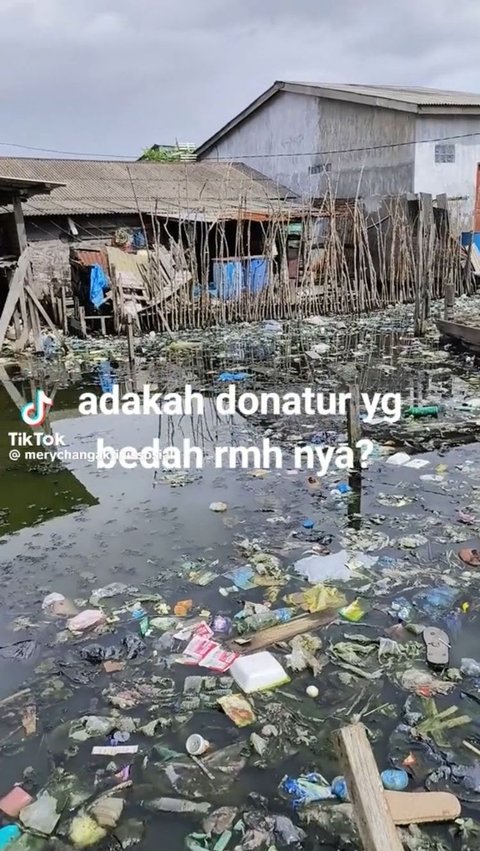 Viral Rumah di Tengah Genangan Air Penuh Sampah, Bikin Sedih