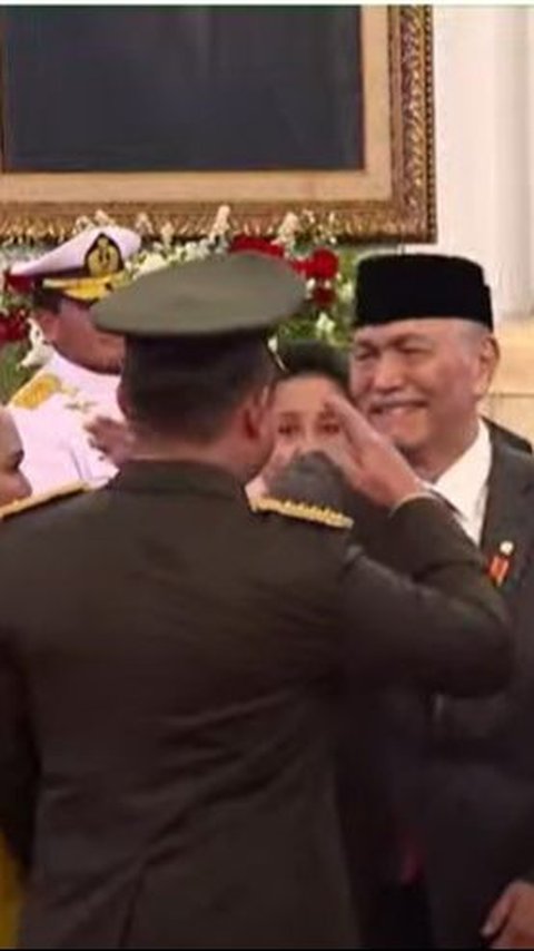 Dia memberikan hormat sambil 'menampar' pipi dan memeluk sang menantu. <br>