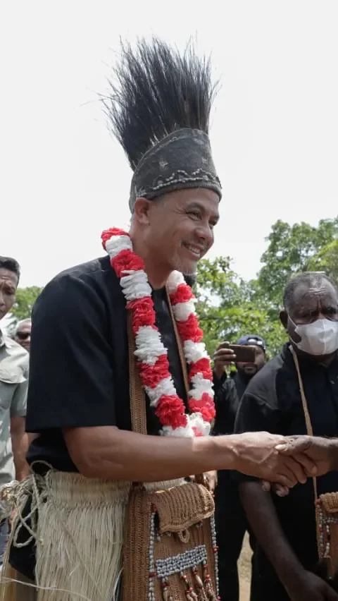 Kampanye Perdana Ganjar Soroti Politik Uang | Anies Gandeng Istri di Tanah Merah