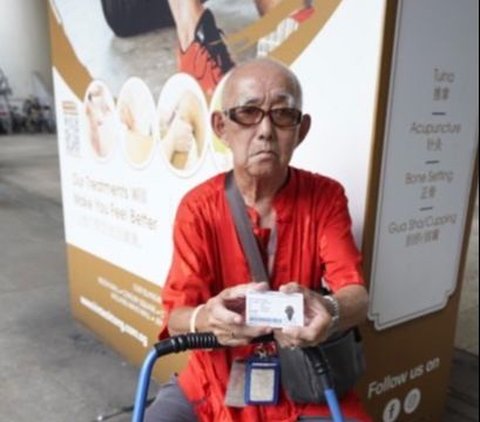 Sad Story of a Tissue Seller Without an ID Card, Eating Once a Day, Living Waiting for Death