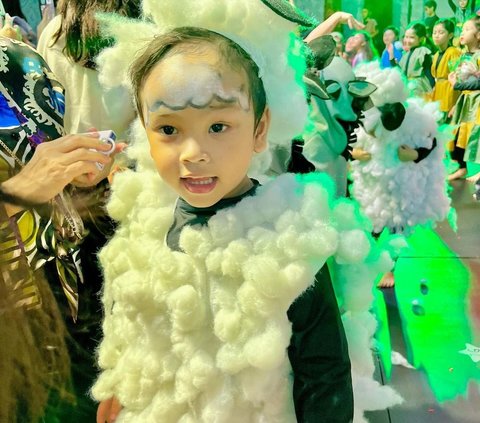 Maximum Cuteness, Portrait of Gala Sky as a Sheep during his First Art Performance