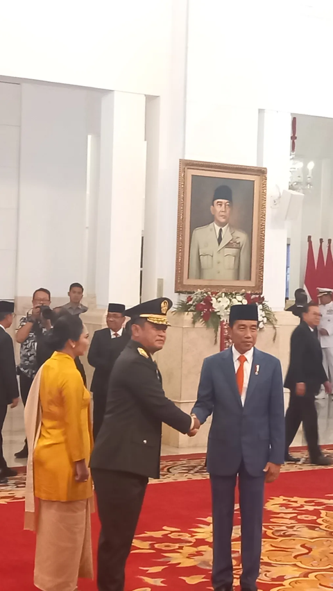 Detik-Detik Jokowi Turunkan Tangan Luhut Saat Beri Hormat dengan Sikap Sempurna
